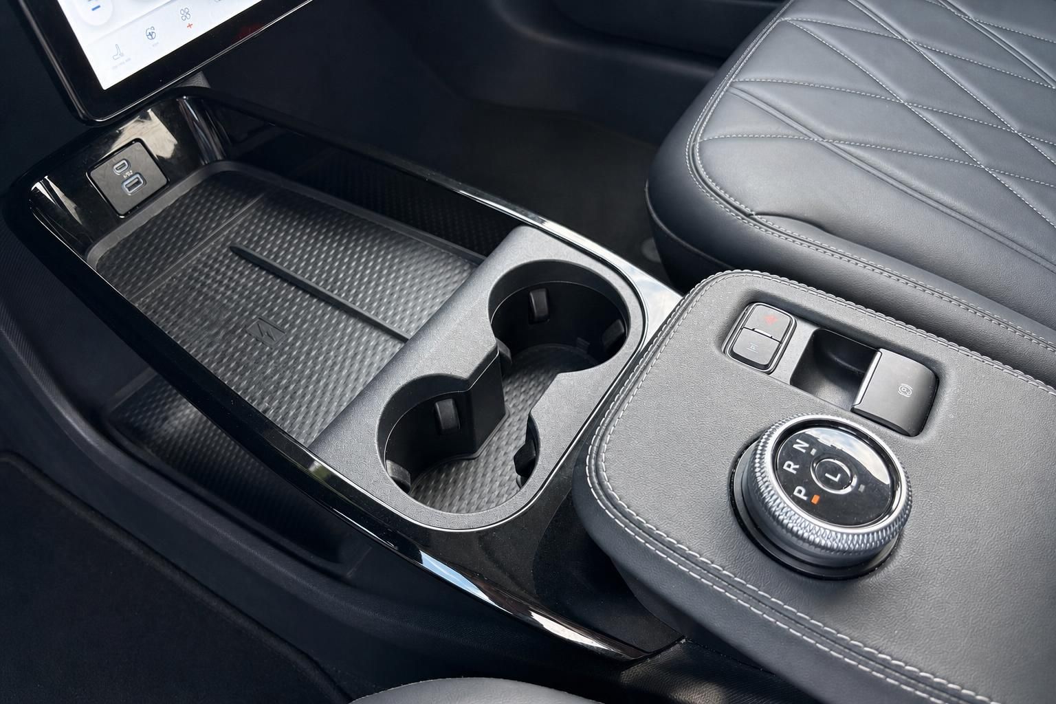 Mittelkonsole mit Getränkehalter und Gangwahlschalter im Ford Mustang Mach-E