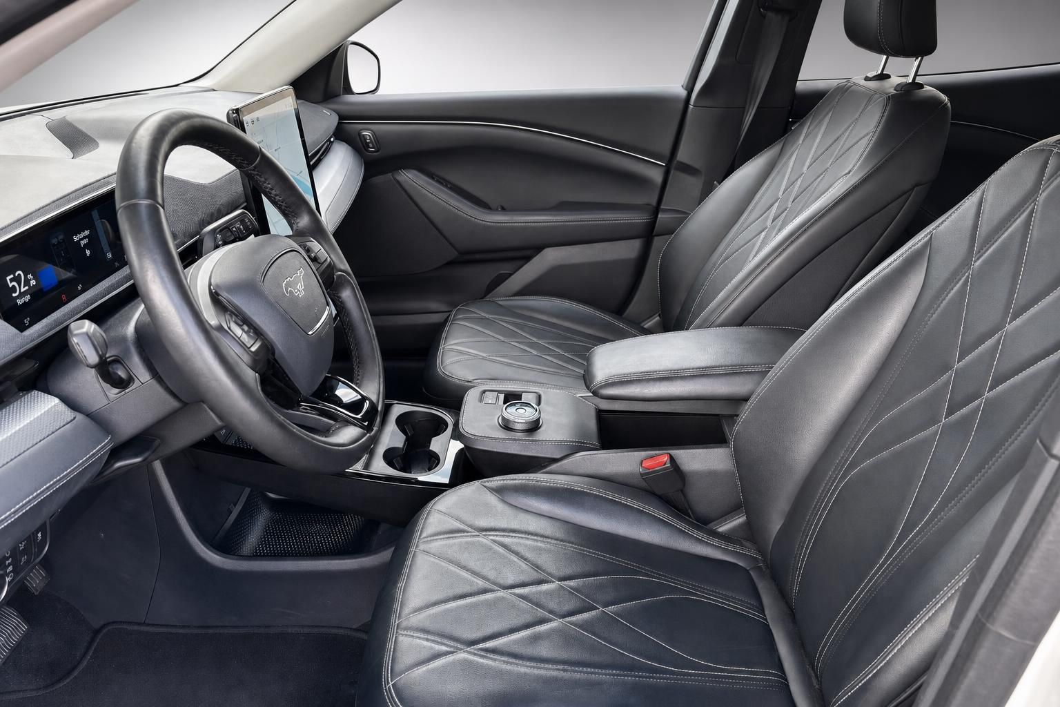Ford Mustang Mach-E Innenraum, Cockpit mit Lederausstattung und Touchscreen