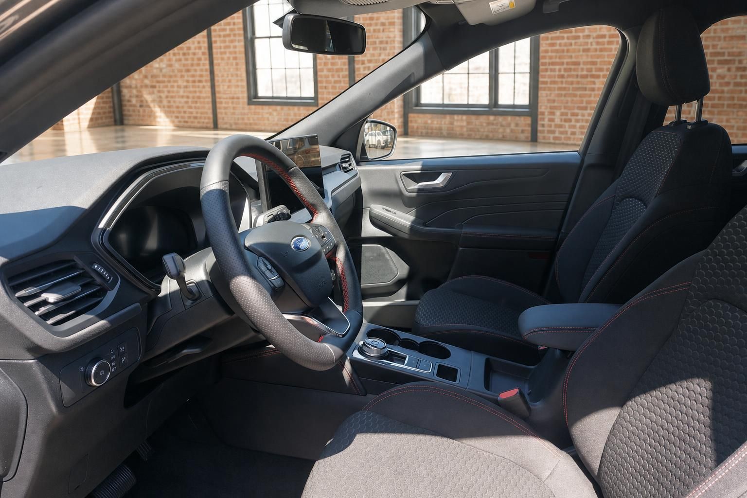 Ford Innenraum mit Vordersitzen, Lenkrad und Mittelkonsole im Detail