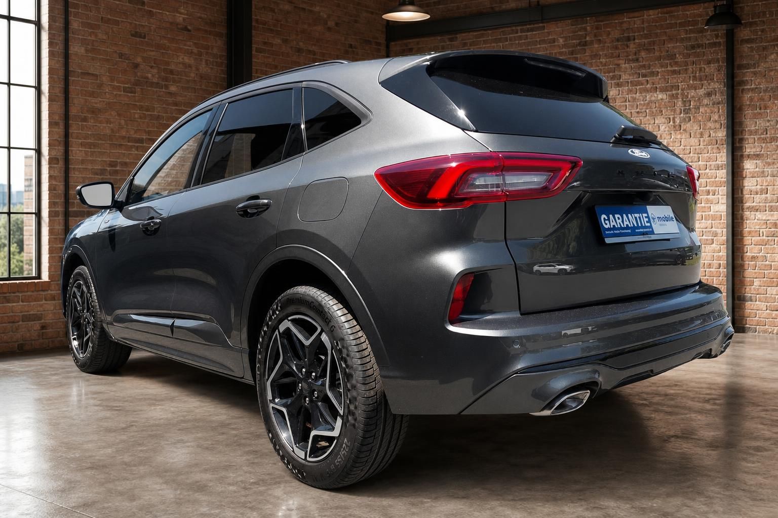 Ford Kuga grau Heckansicht seitlich mit Alufelgen