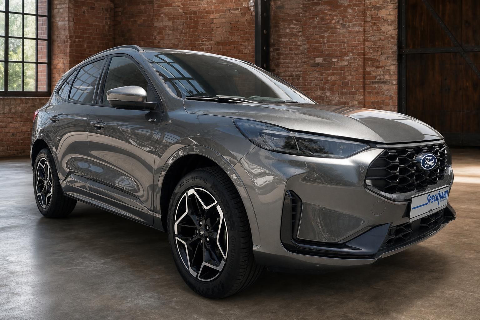 Ford Kuga grau metallic Frontansicht schraeg in Halle