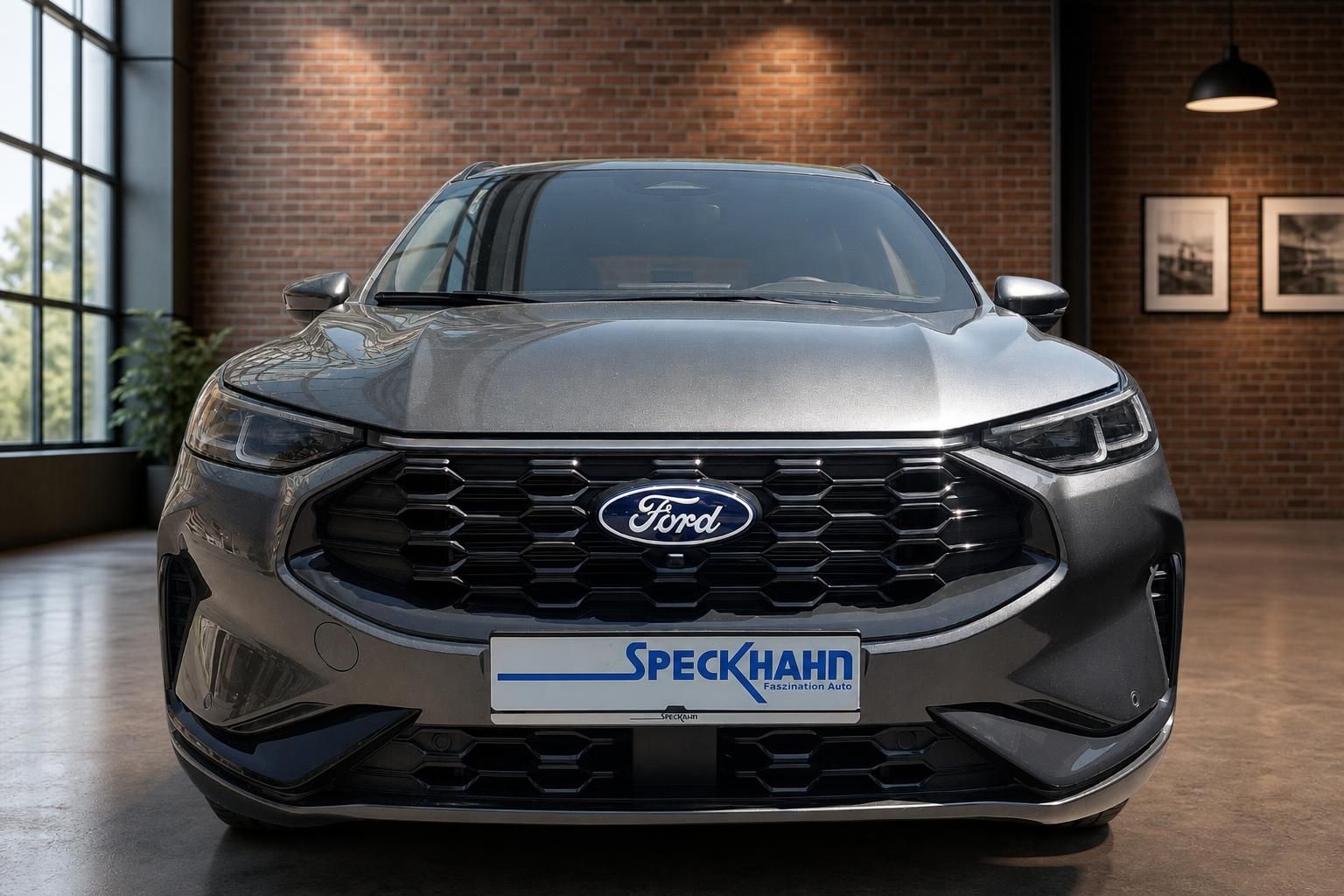 Ford SUV Frontansicht mit Kühlergrill und Ford-Logo in Showroom