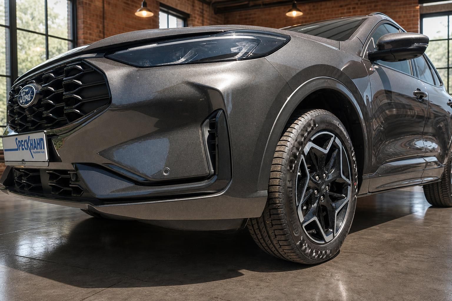 Ford SUV Detailansicht Frontpartie mit Scheinwerfer und Felge