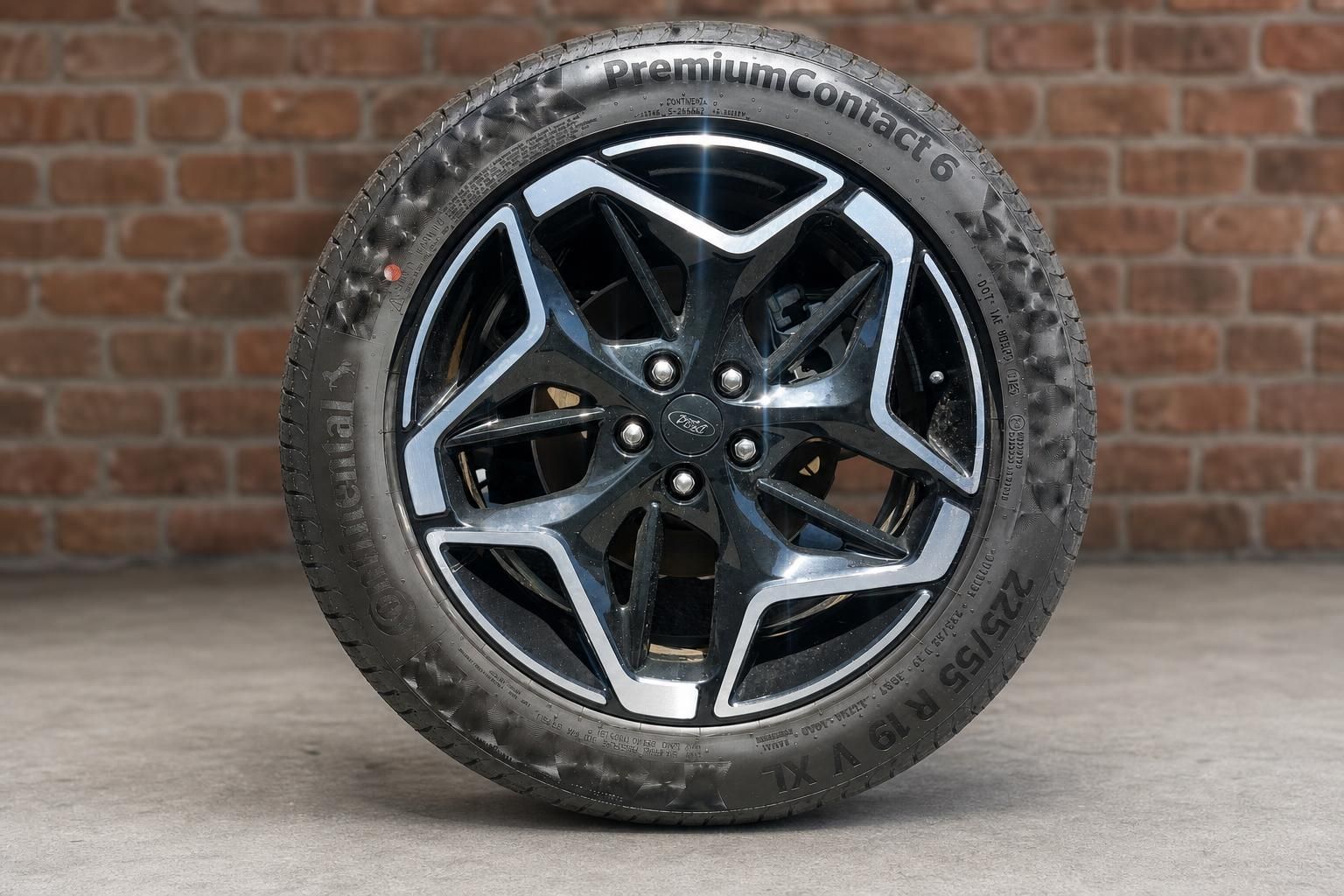 Ford Leichtmetallfelge mit Continental PremiumContact 6 Reifen im Detail