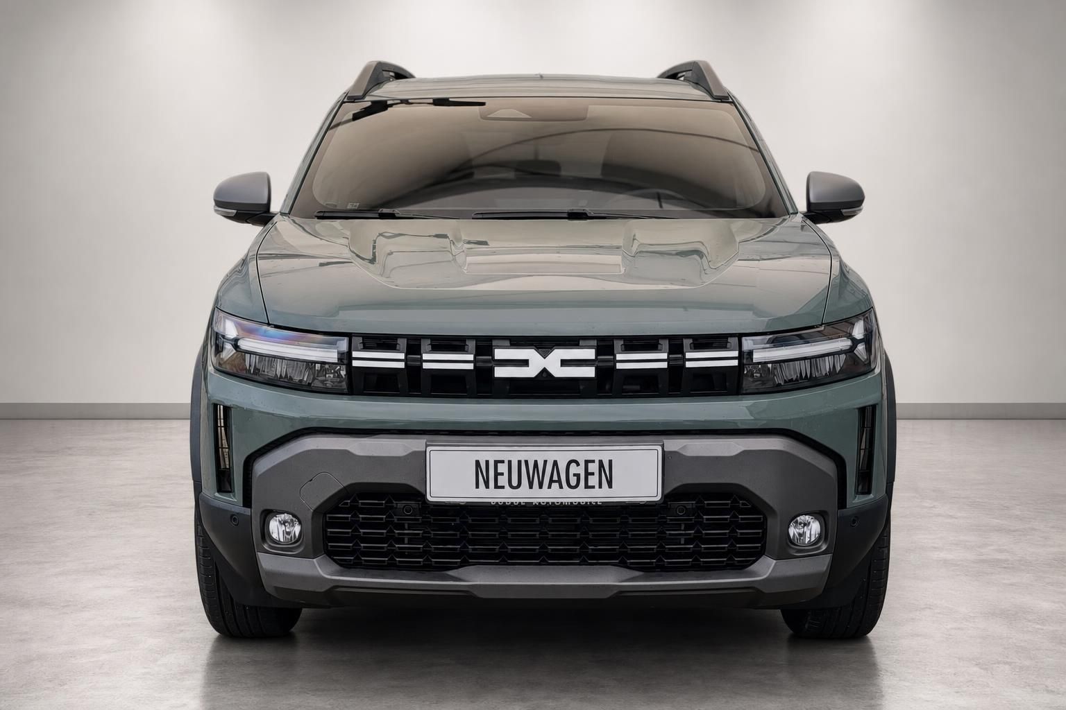 Dacia Duster grün Frontansicht mit Kühlergrill im Studio
