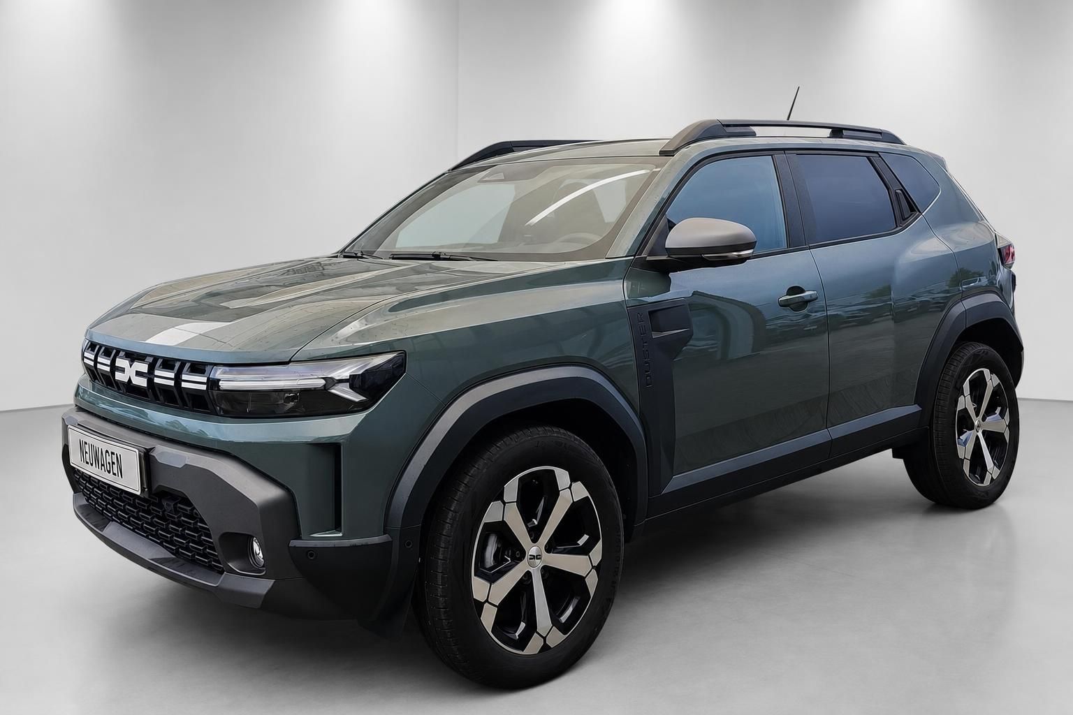 Dacia Duster grün Halbseitenansicht vorne im Showroom