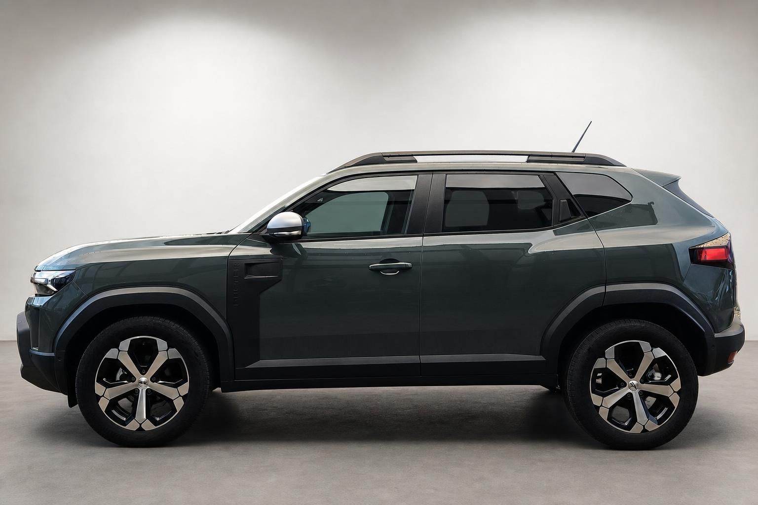 Dacia Duster grün Seitenansicht komplett im Studio