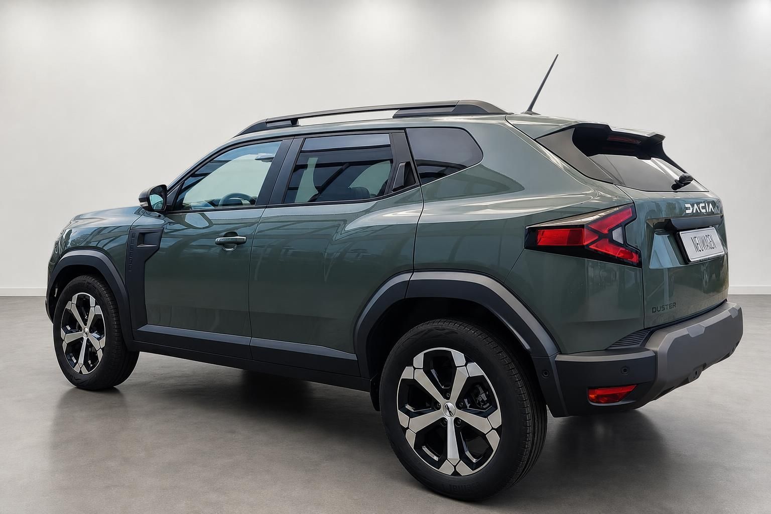 Dacia Duster grün Heckansicht seitlich im Studio