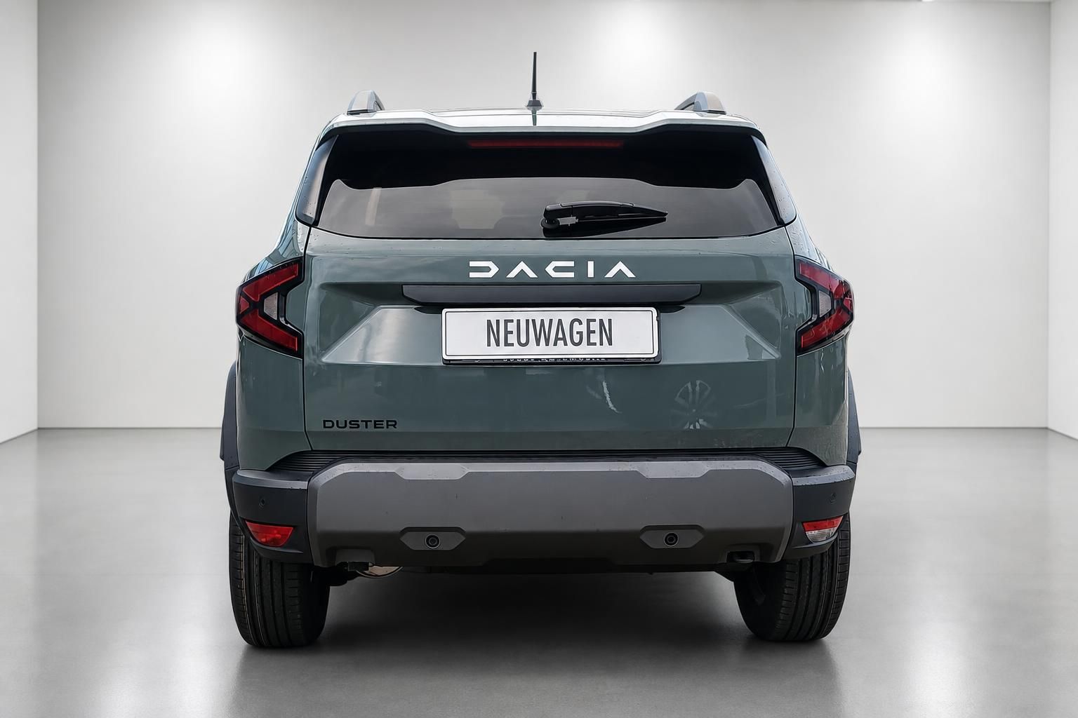 Dacia Duster grün, Heckansicht frontal, Neuwagen SUV im Studio