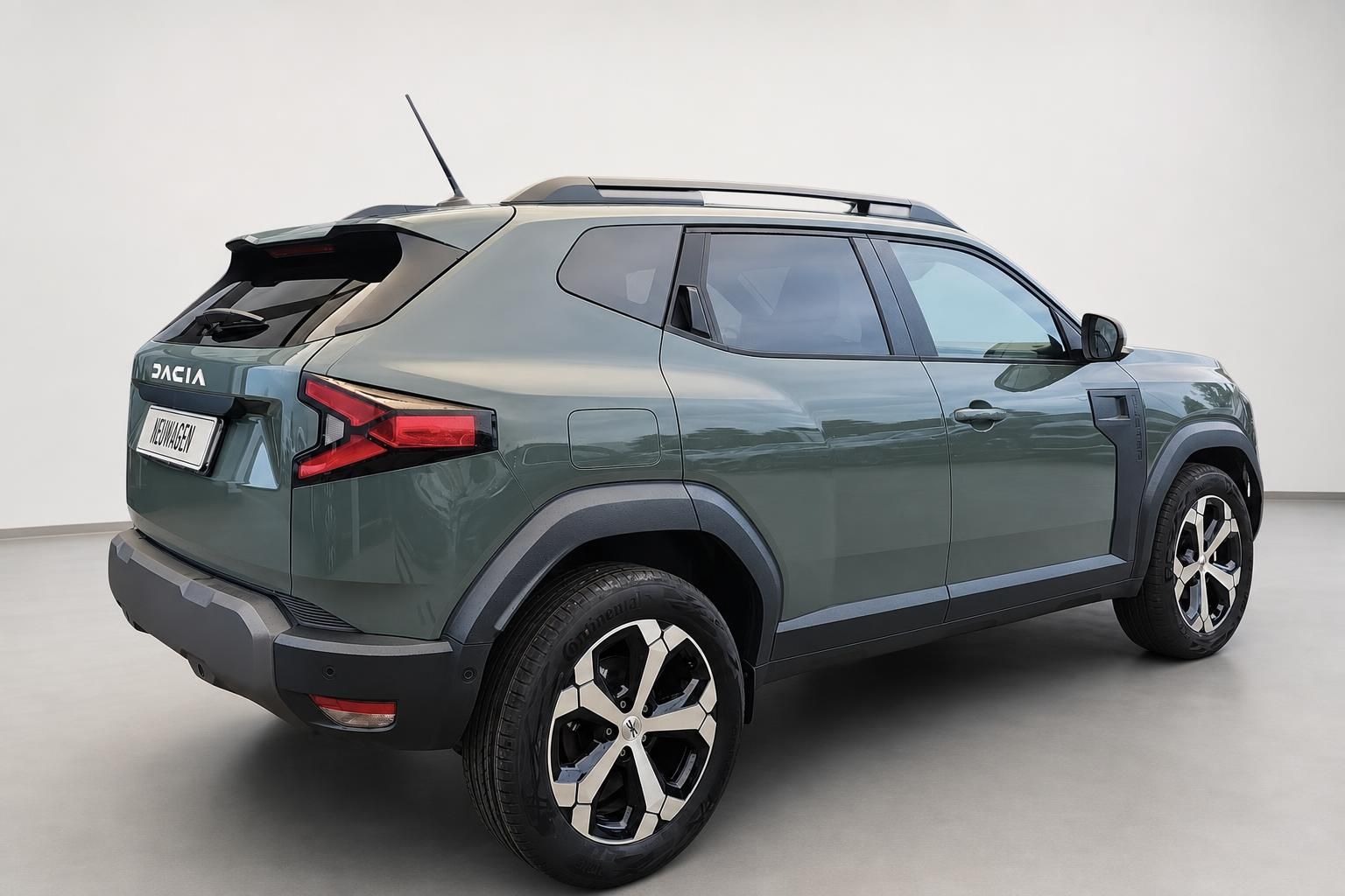 Dacia Duster grün, Heckansicht schräg, Neuwagen SUV im Studio