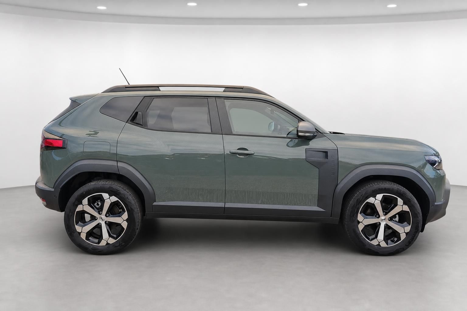 Dacia Duster grün, Seitenansicht, Neuwagen SUV im Studio