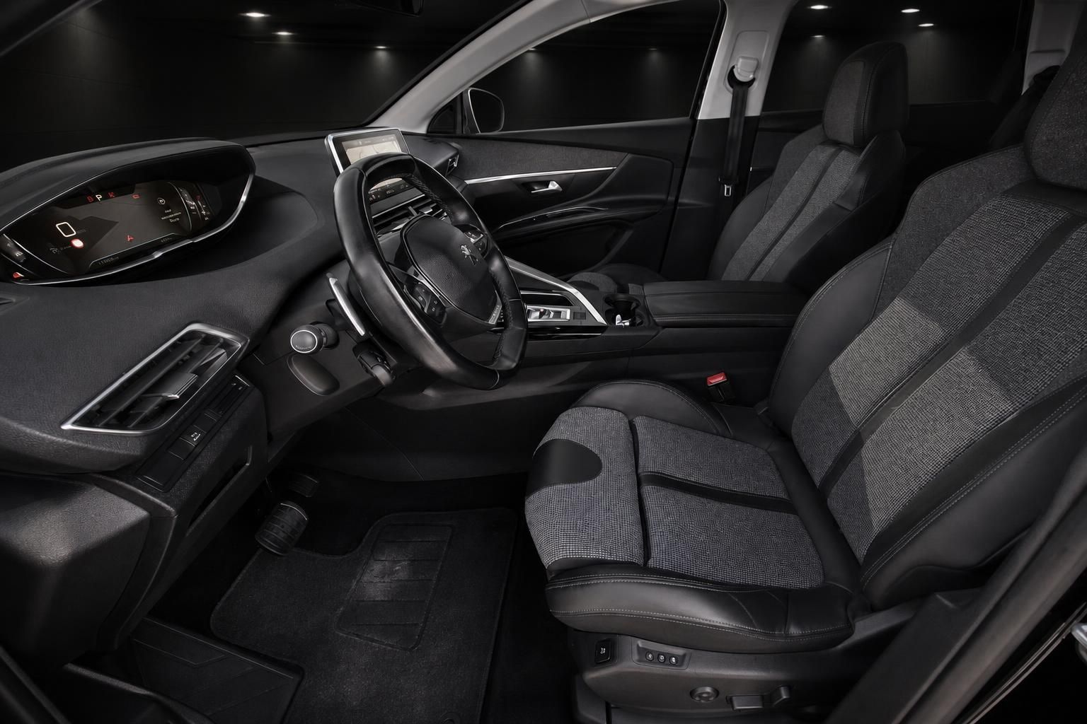 Peugeot 5008 Innenraum Vordersitze und Armaturenbrett