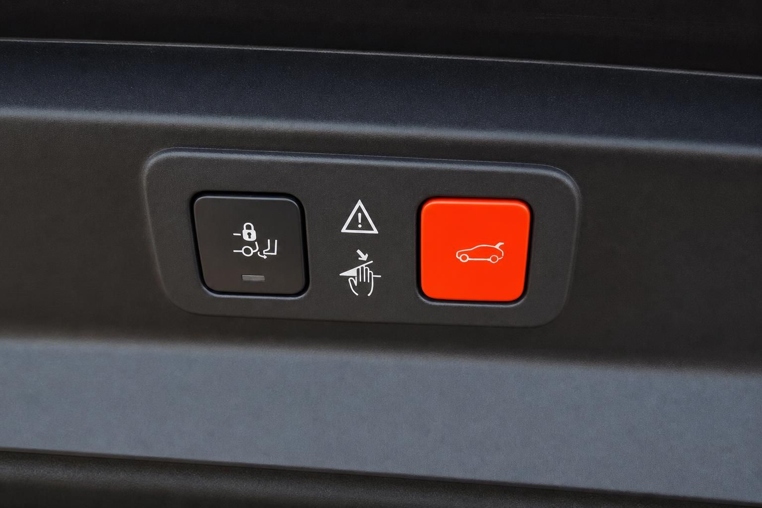 Bedienelemente für Kofferraumklappe und Warnblinker im Fahrzeug