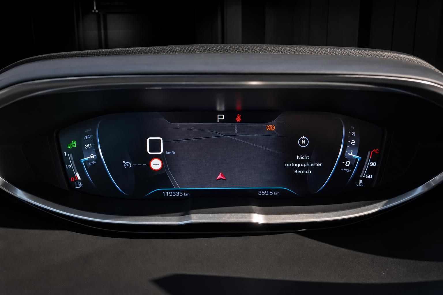 Digitales Kombiinstrument mit Navigationsanzeige und Tachometer im Fahrzeug