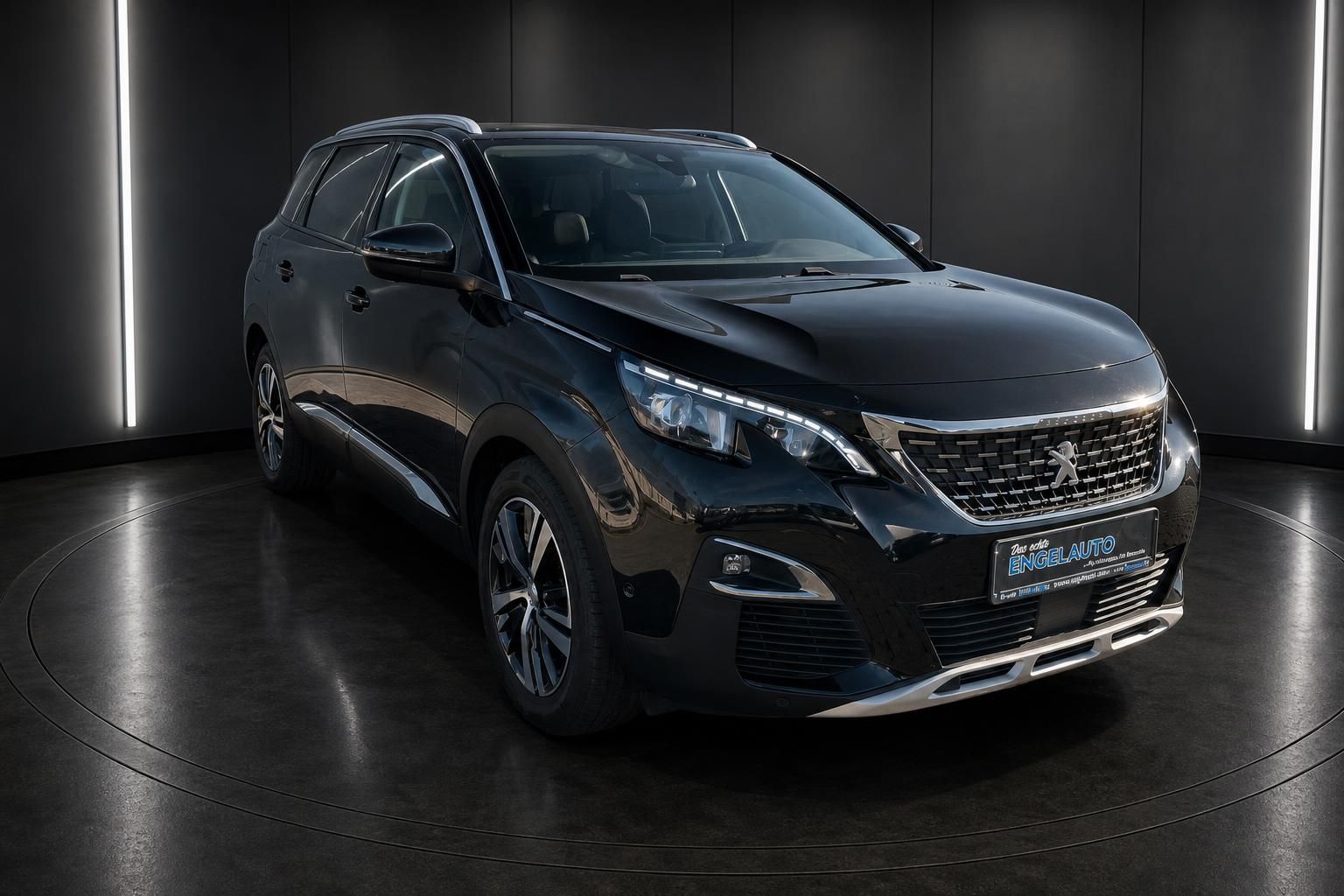 Peugeot 5008 schwarz Frontansicht schraeg SUV Studio