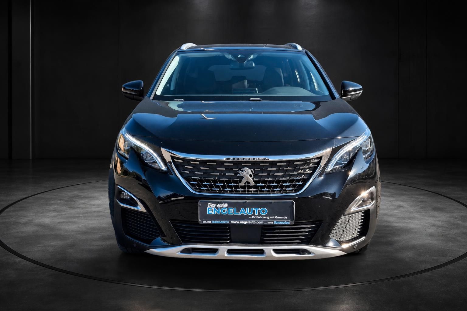 Peugeot 5008 schwarz Frontansicht SUV im Studio