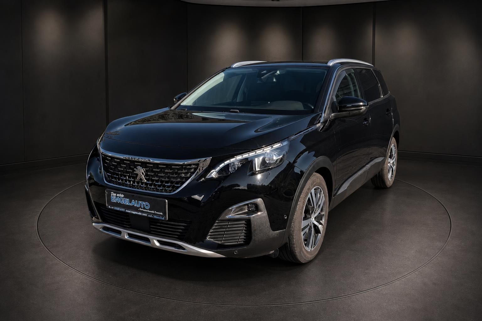 Peugeot 5008 schwarz Frontansicht schraeg SUV Ausstellung