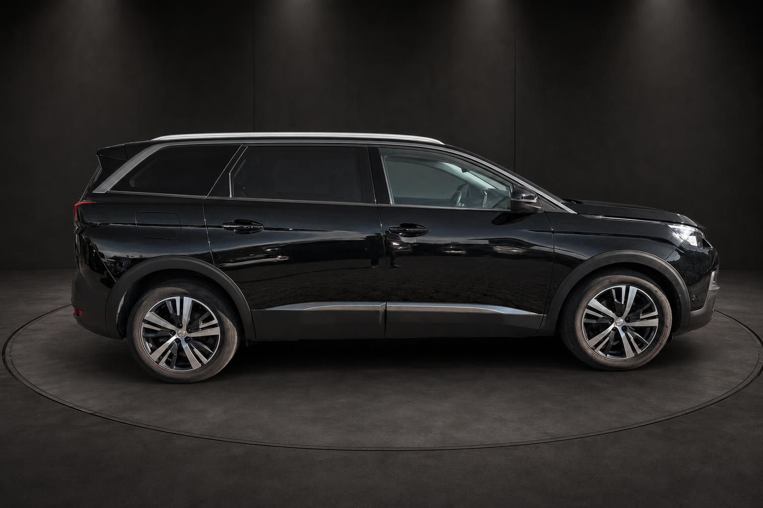 Peugeot 5008 schwarz Seitenansicht SUV mit Alufelgen