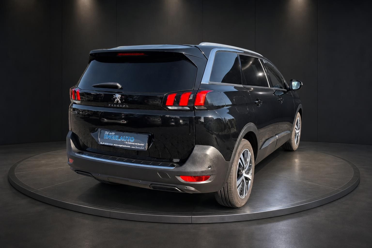 Peugeot 5008 schwarz Heckansicht SUV mit Ruecklichtern