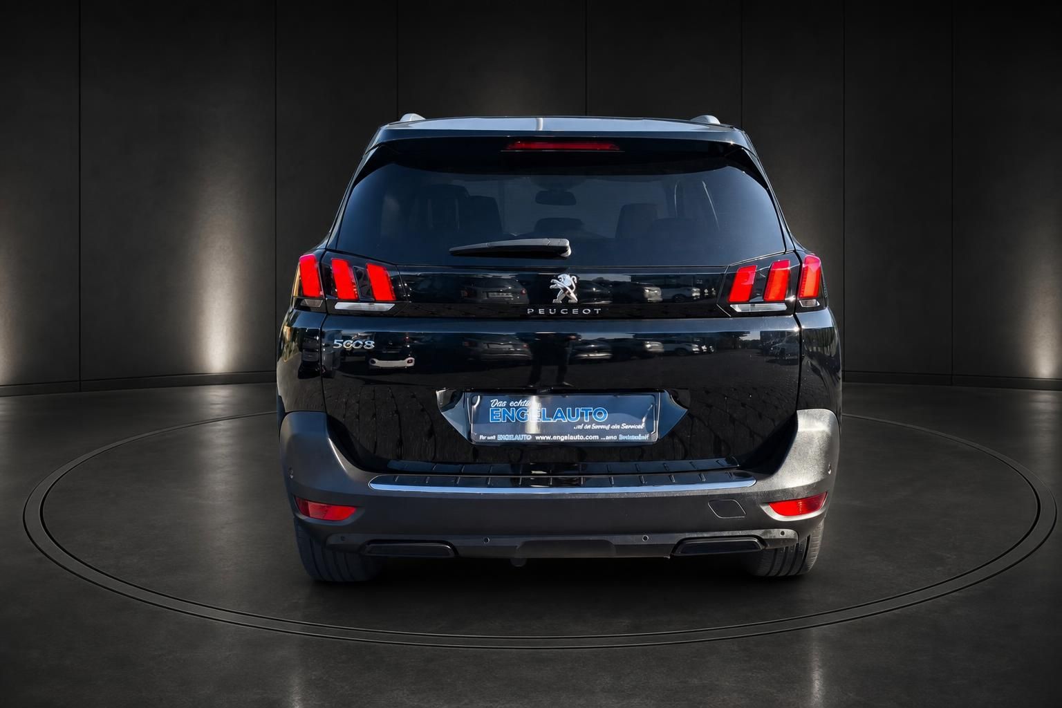 Peugeot 5008 schwarz Heckansicht im Studio