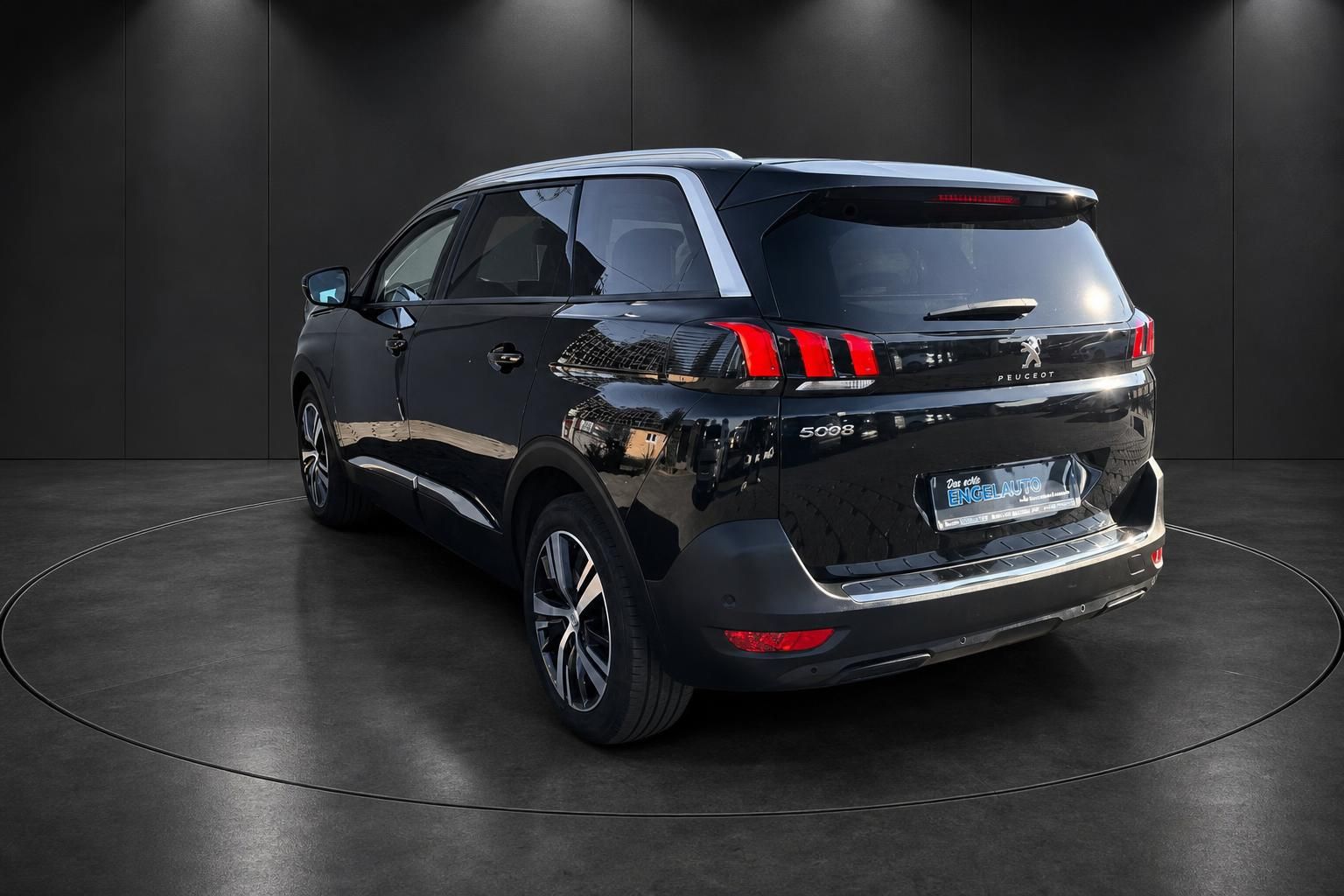 Peugeot 5008 schwarz Heckansicht seitlich im Studio