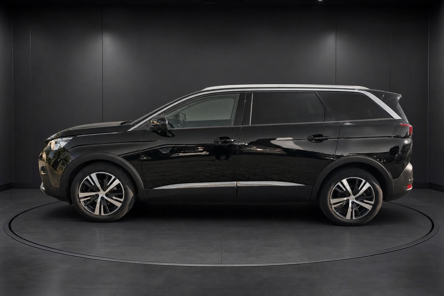 Peugeot 5008 schwarz Seitenansicht Studioaufnahme