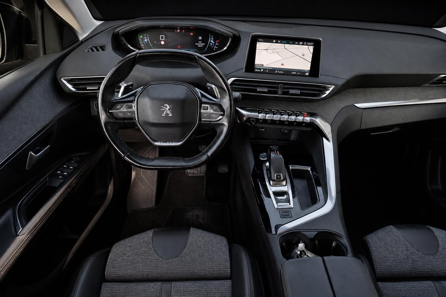 Peugeot 5008 Innenraum Cockpit mit Lenkrad und Navi