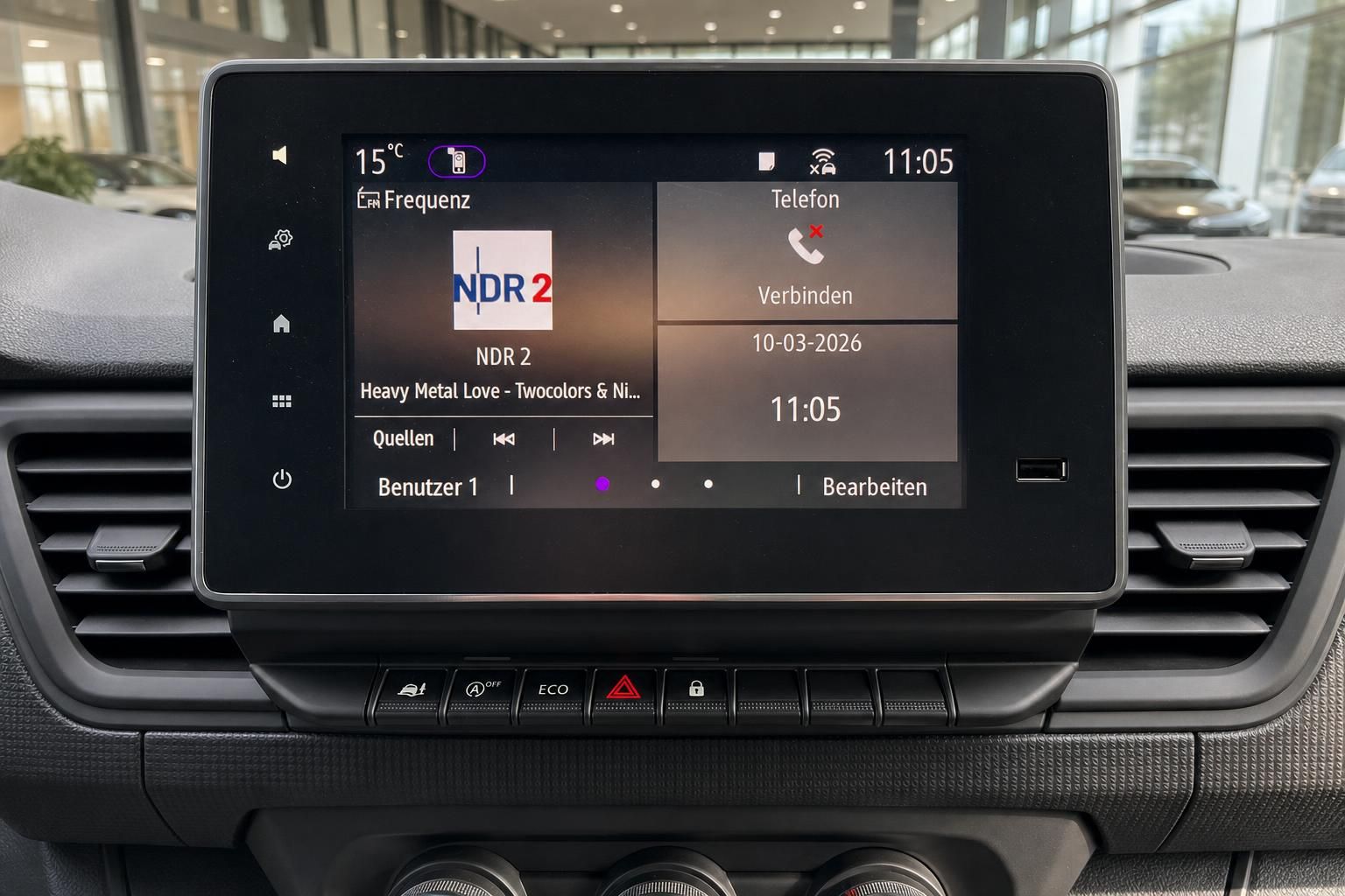 Auto Infotainment-System Display mit NDR 2 Radio und Telefon-Funktionen - Multimedia-Ansicht