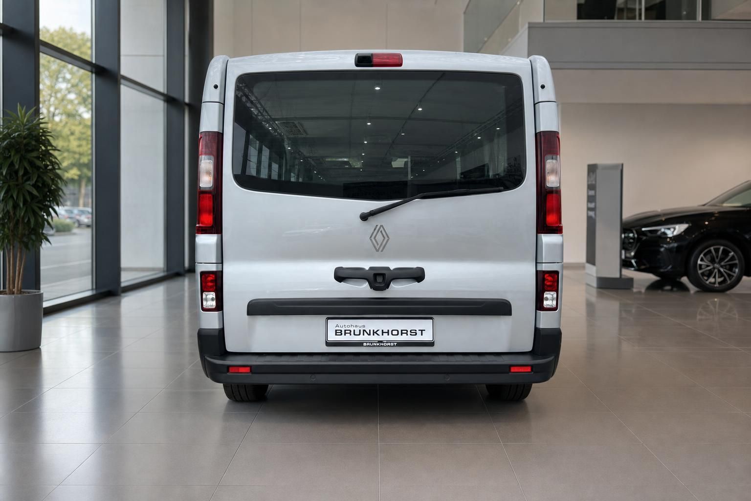 Renault Transporter silber - Heckansicht mit Rückleuchten und Autohaus Brunkhorst Kennzeichenhalter