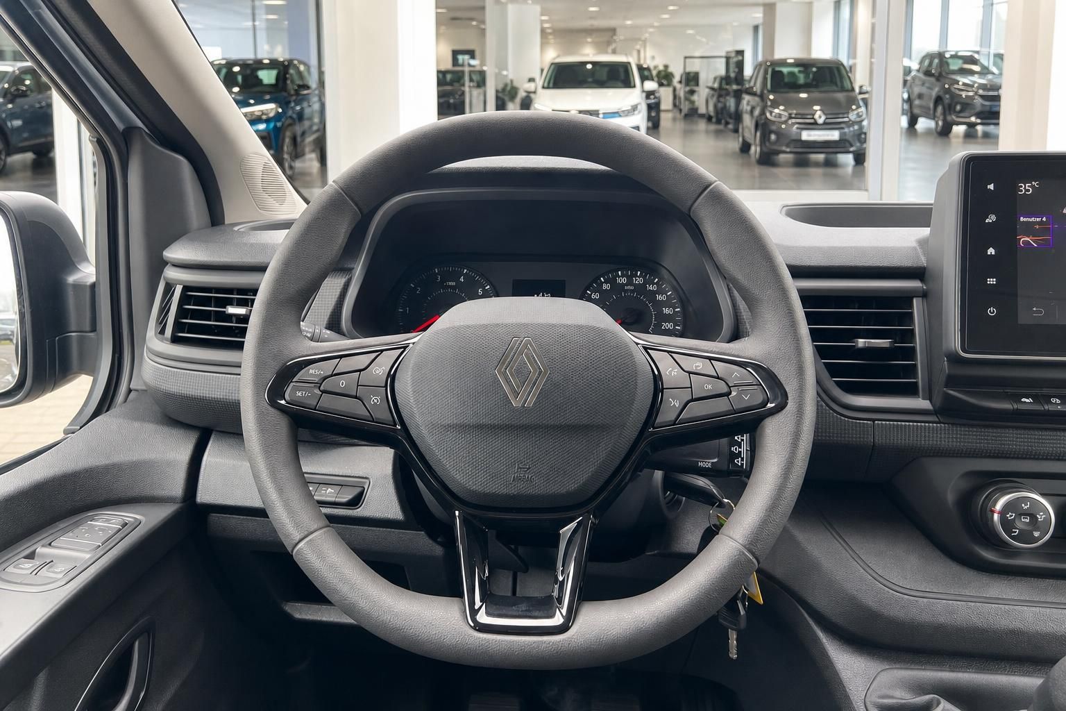 Renault Fahrzeug Cockpit mit Lenkrad, Armaturenbrett und Infotainment-Display - Innenraumansicht