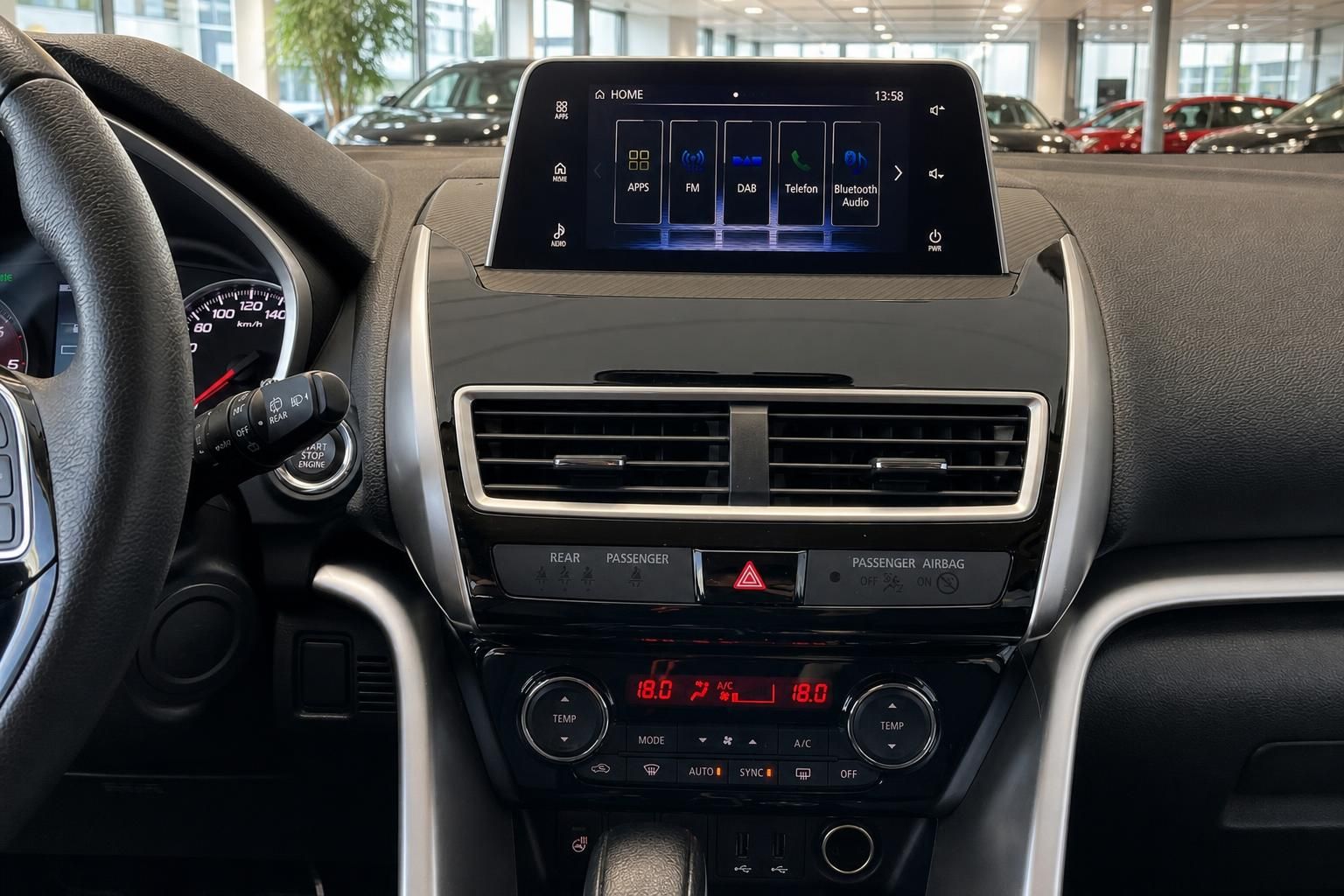 Mitsubishi Mittelkonsole mit Touchscreen, Klimabedienung und USB-Anschlüssen