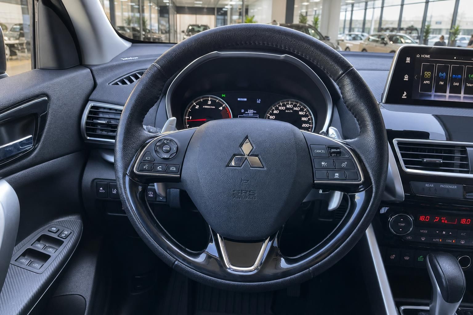 Mitsubishi Lenkrad mit Bedienelementen und Cockpit-Ansicht im Innenraum