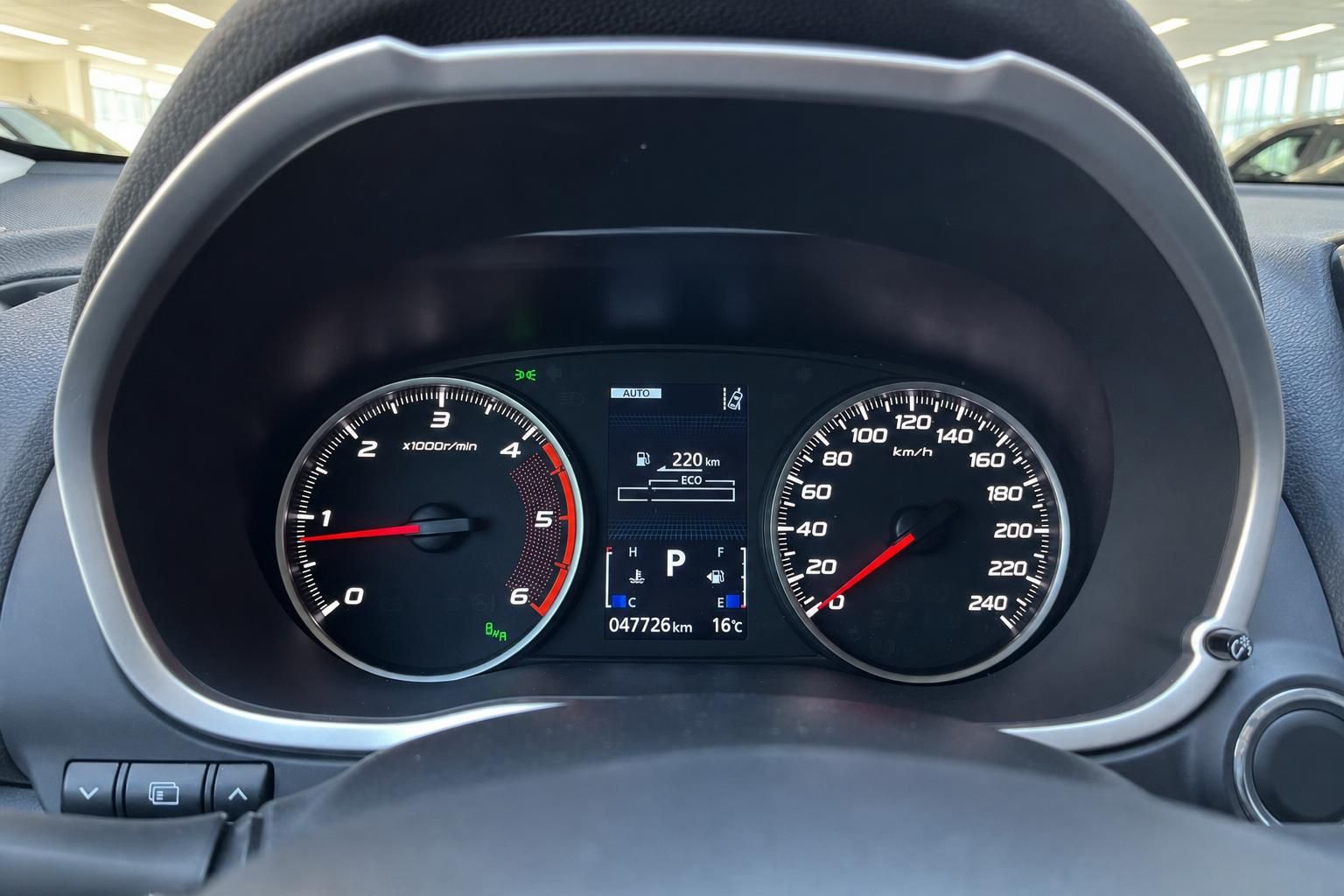 Tachometer und Drehzahlmesser mit Kilometerstand im Fahrzeug-Cockpit
