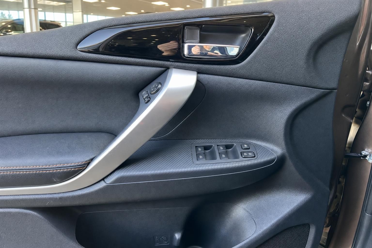 Türverkleidung mit Fensterhebern und Griff im Fahrzeuginnenraum