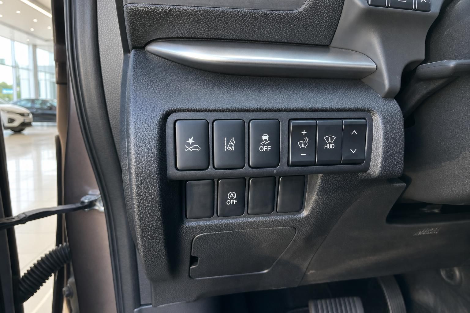 Bedienschalter für Fahrassistenzsysteme im Fahrzeug-Cockpit