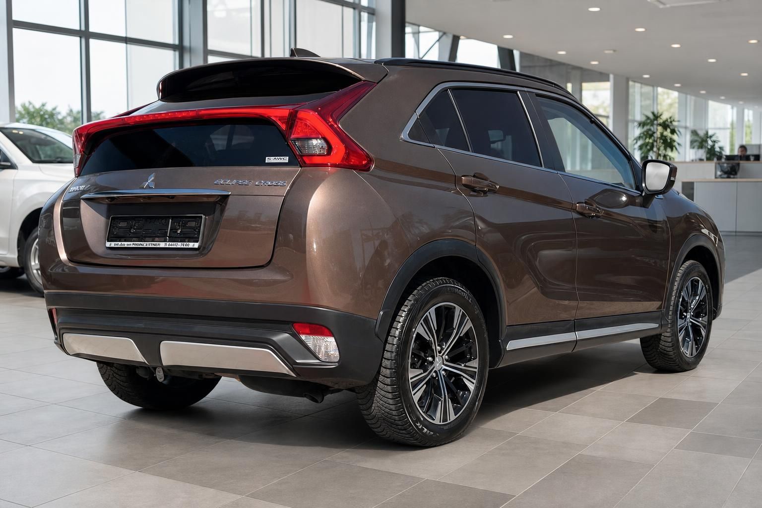 Mitsubishi Eclipse Cross braun metallic Heckansicht im Autohaus