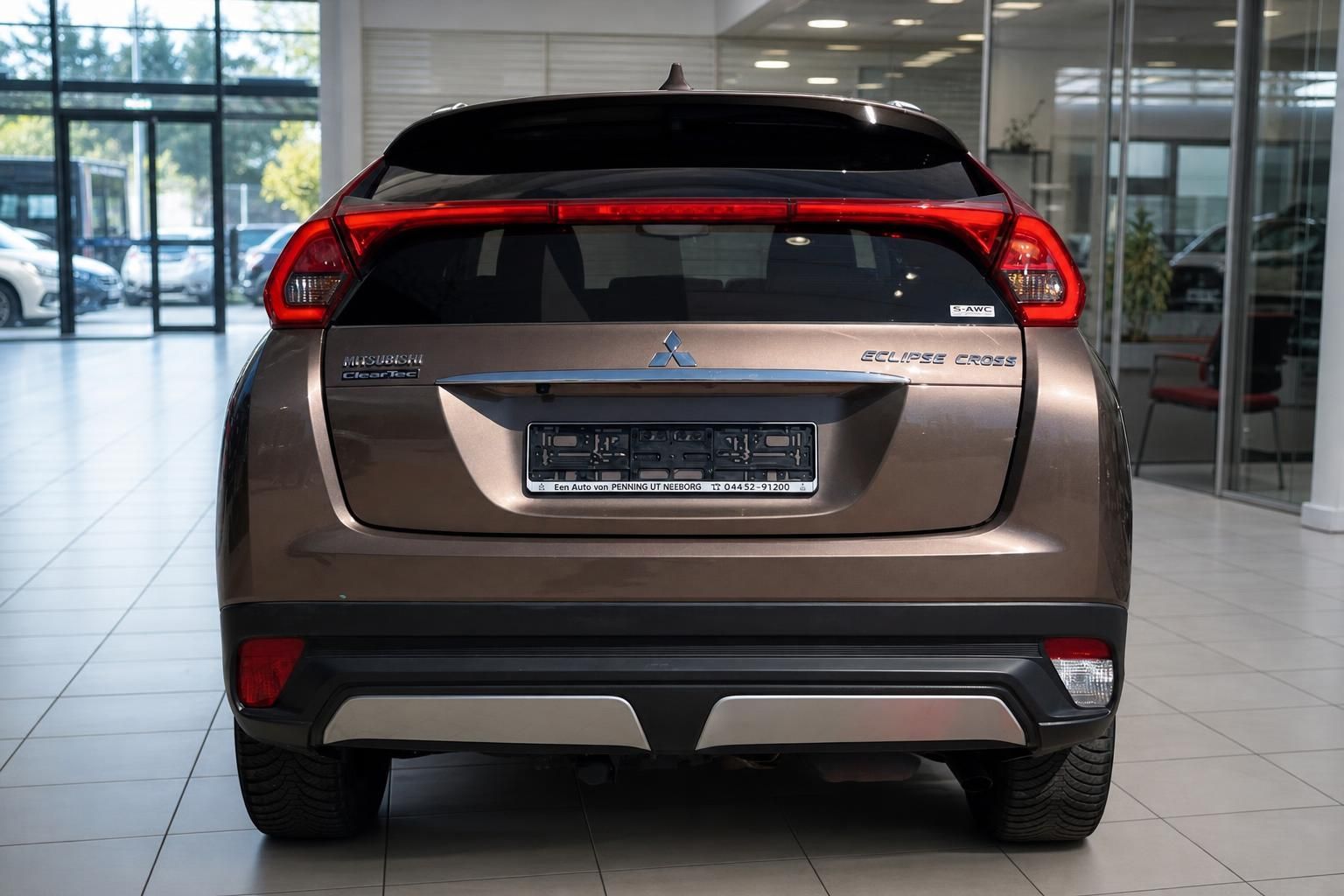 Mitsubishi Eclipse Cross braun Heckansicht mit Kennzeichenhalter