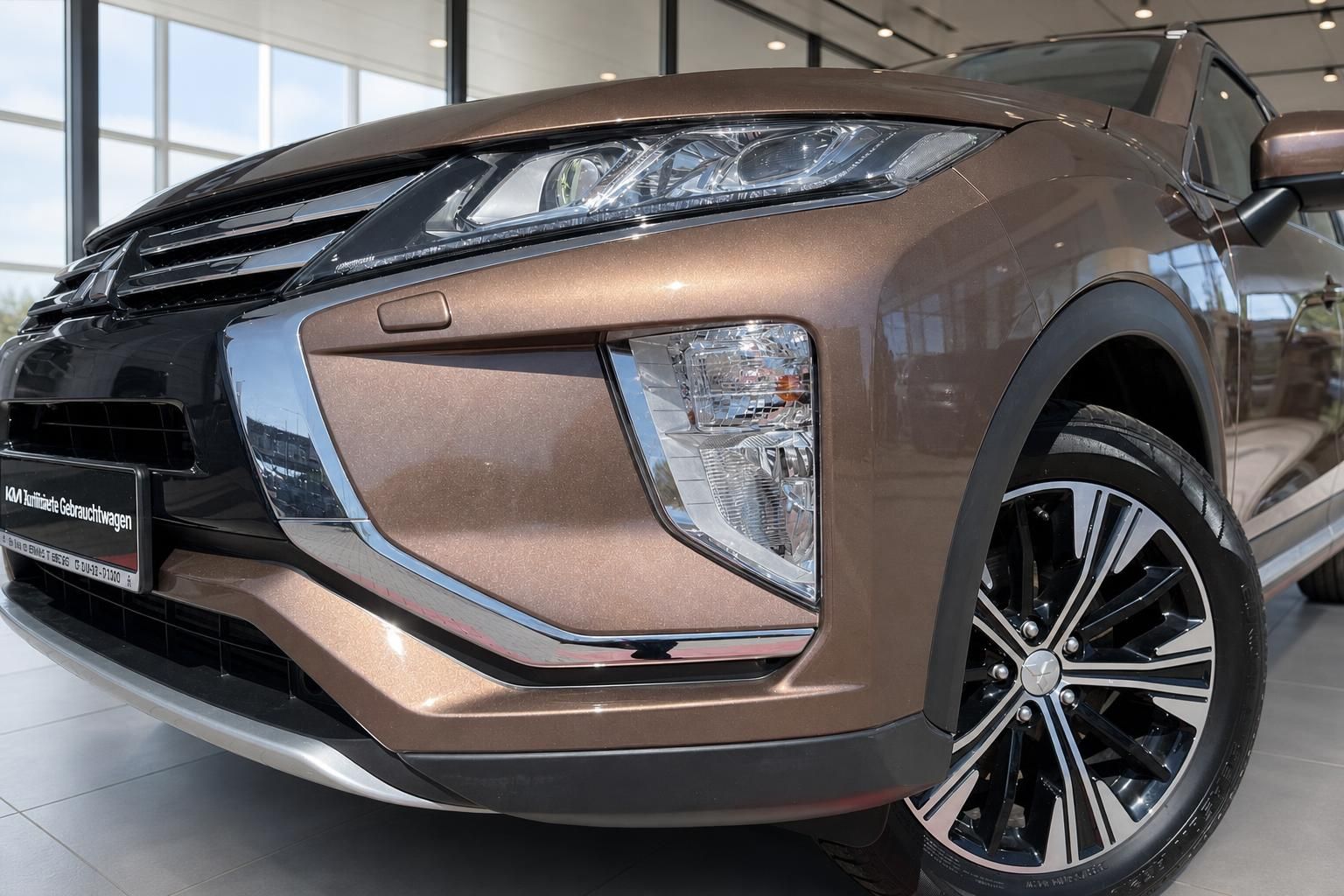 Mitsubishi Eclipse Cross in Bronze, Frontpartie mit Scheinwerfer im Detail