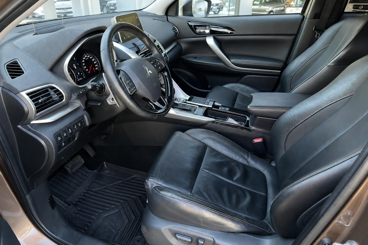 Mitsubishi Cockpit mit Lenkrad und schwarzer Ledersitzausstattung