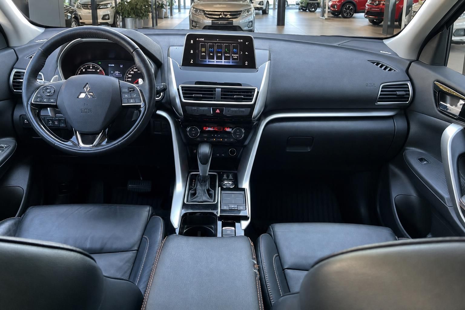 Mitsubishi Armaturenbrett mit Touchscreen und Lederausstattung im Detail