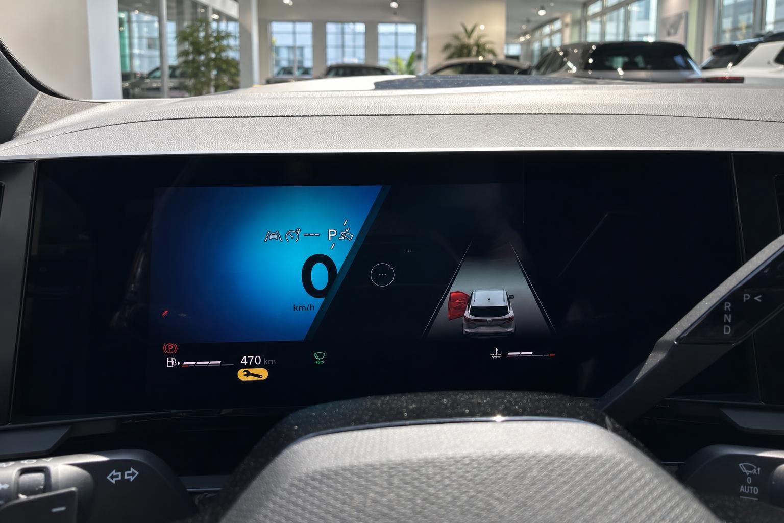 Digitales Kombiinstrument mit Rückfahrkamera-Ansicht im Fahrzeug