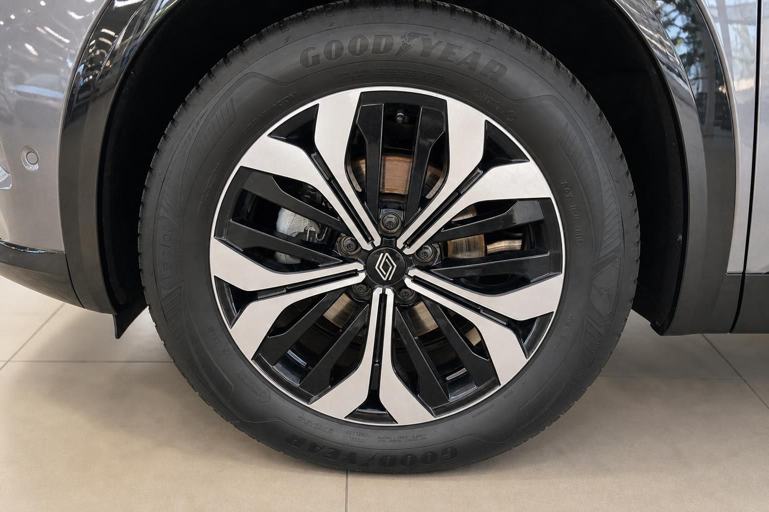 Leichtmetallfelge mit Goodyear-Reifen im Detail am Fahrzeug
