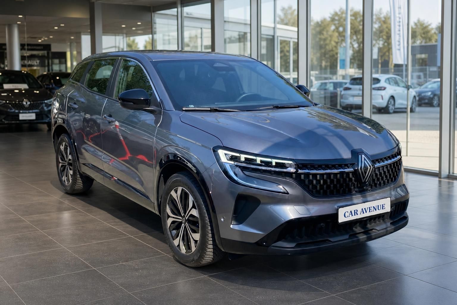 Renault Austral grau Frontansicht im Autohaus Car Avenue