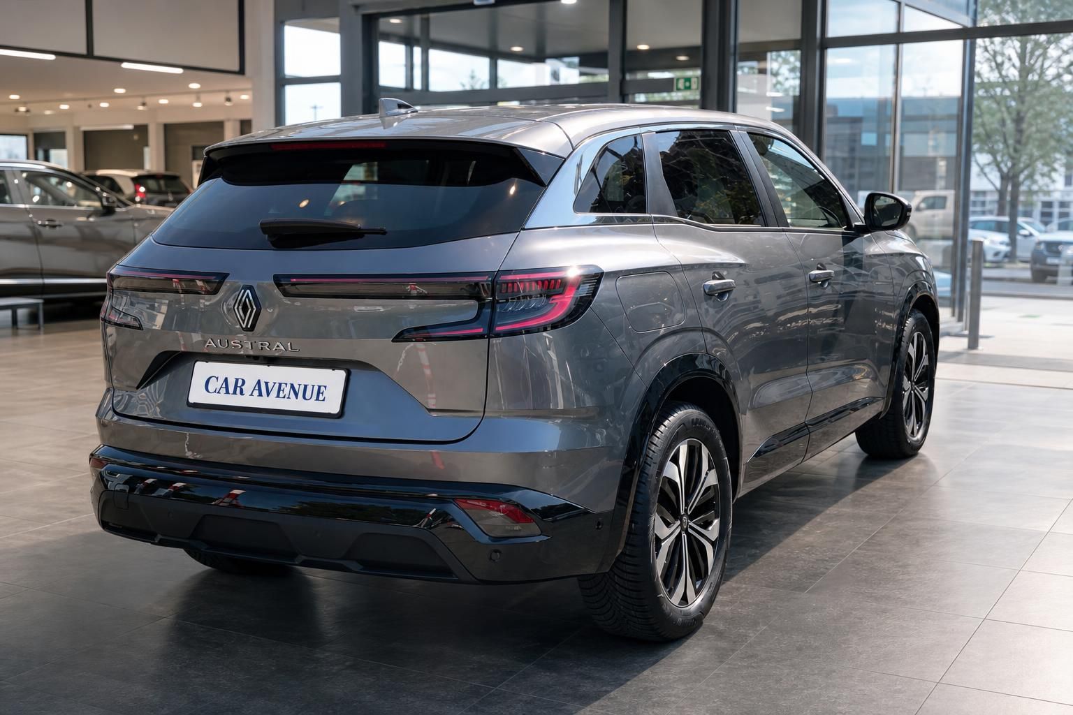Renault Austral grau Heck seitlich im Showroom Car Avenue
