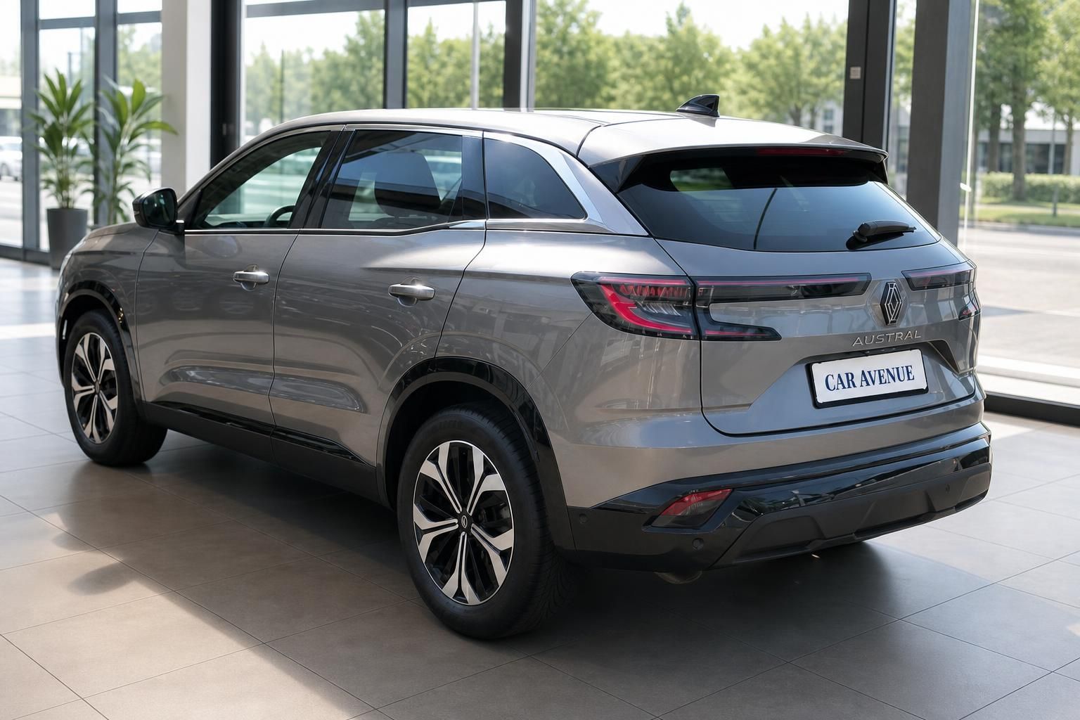 Renault Austral grau Heckansicht im Autohaus Showroom