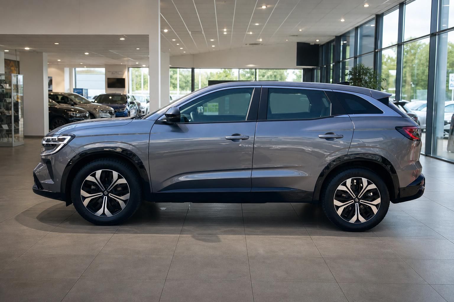 Renault Austral grau Seitenansicht komplett im Autohaus