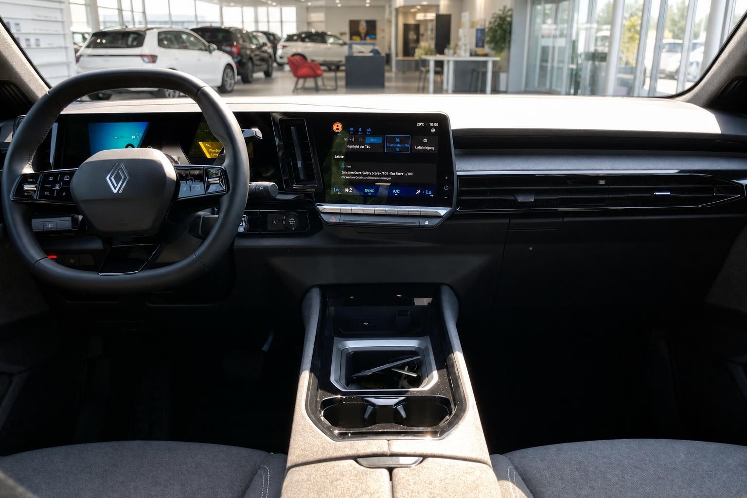 Cockpit und Infotainment-Display eines Renault im Autohaus
