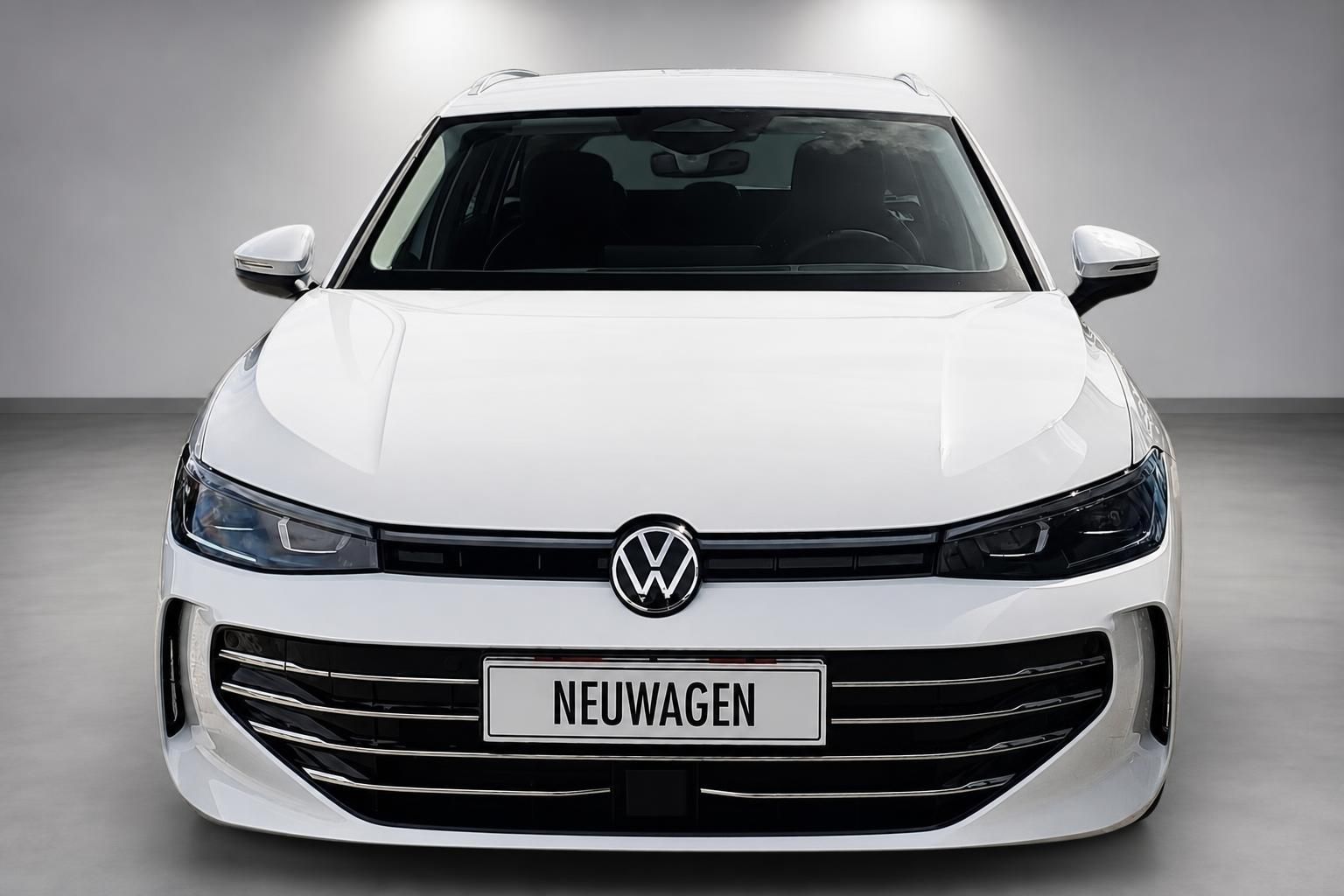 VW Passat Variant weiß, direkte Frontansicht mit Kennzeichen