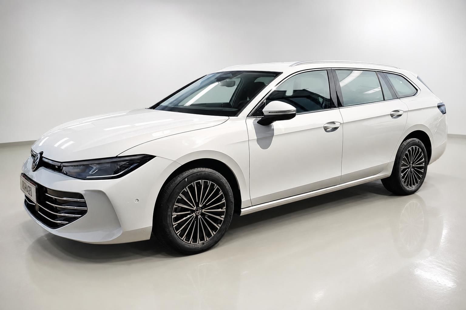 VW Passat Variant weiß in Frontansicht, Studioaufnahme