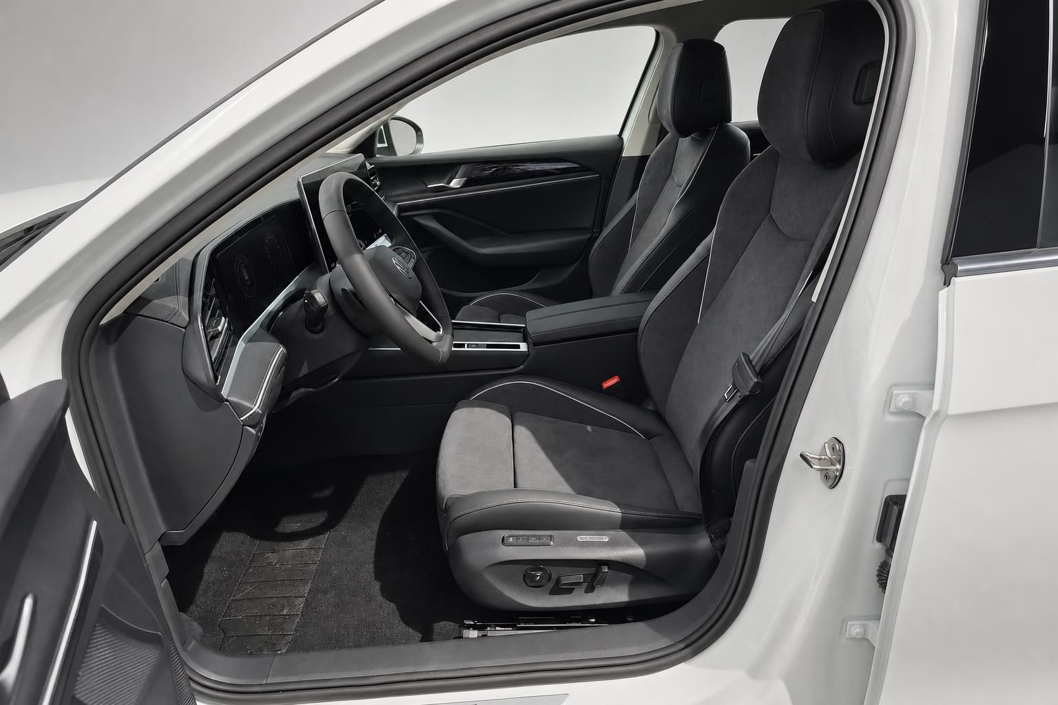 VW Passat Innenraum mit Blick auf Fahrersitz und Cockpit